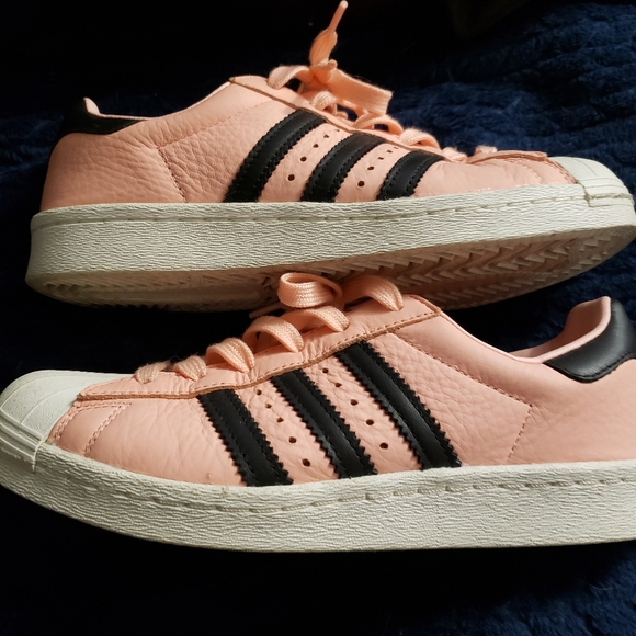 👟 Like New Peach W/Black Adidas Boost uni-sex sneakers 👟 - Picture 3 of 8